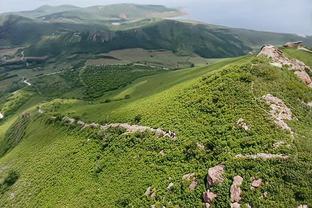 女博主曾穿国安球衣为泰山加油，昨晚在国安客队区遭自家球迷谩骂