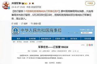 亲吻巴萨队徽！新援罗克在俱乐部办公室前亮相！